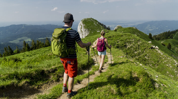 Zwei Wanderer auf den grünen Berghängen der Chiemgauer Alpen | © DAV/Hans Herbig